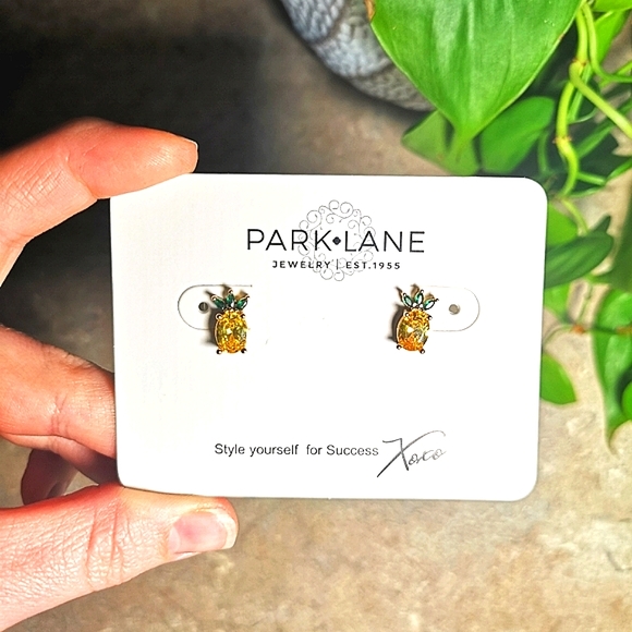 ☀️🆕 Pineapple Stud Earrings - Picture 2 of 3